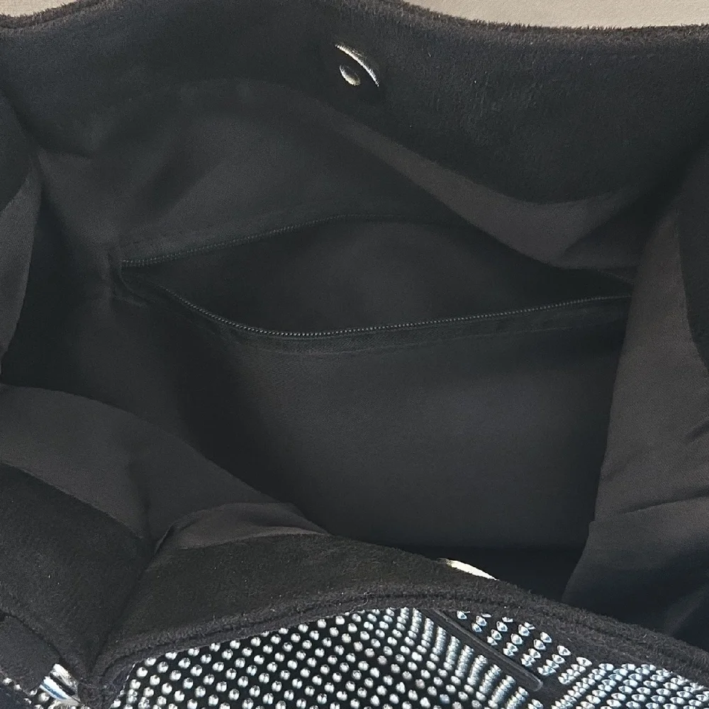 Chic Black and Silver Women's Shoulder Bag NWOT - Picture 5 of 5